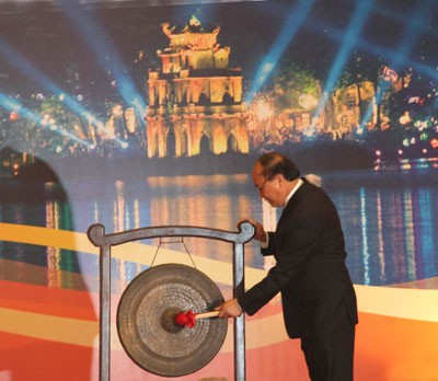 Phó Thủ tướng Nguyễn Xuân Phúc đánh 3 tiếng cồng khai mạc Kỳ họp.